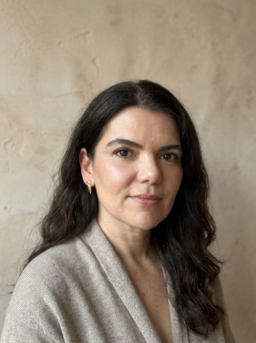 Retrato editorial da Dra. Sabrina Pinheiro, em tons neutros, com presença serena.